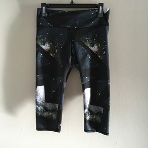 ALO Women’s Capri Athletic Leggings Galaxy Print